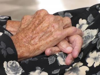 En Ir&aacute;n, dan de alta a mujer de 103 a&ntilde;os que se cur&oacute; de COVID-19