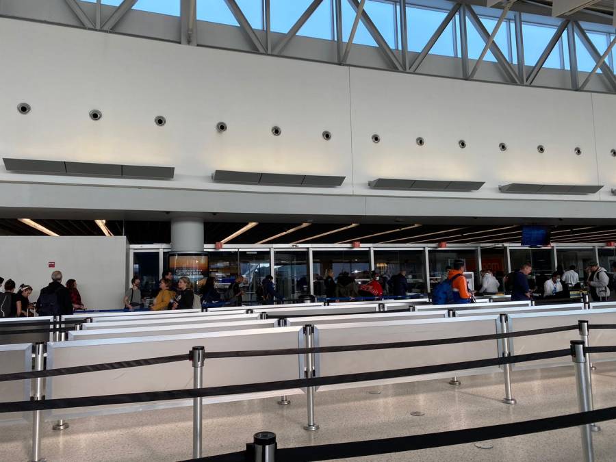 Suspenden actividades en aeropuertos de Nueva York por Covid-19
