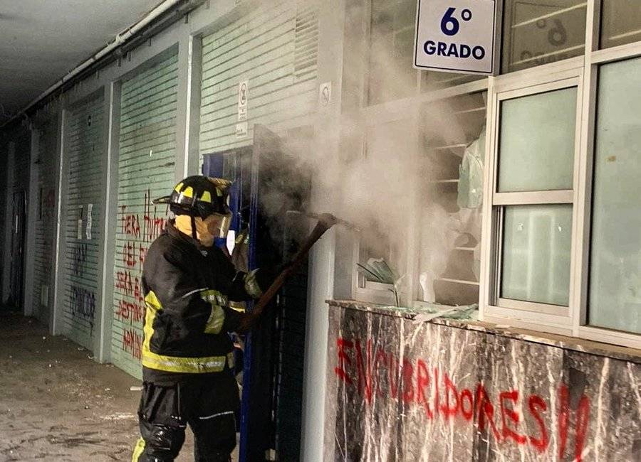 UNAM pide a encapuchados regresen instalaciones tras incendio en Prepa 8
