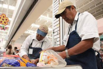 Walmart y Soriana mandan a casa a empacadores de la tercera edad
