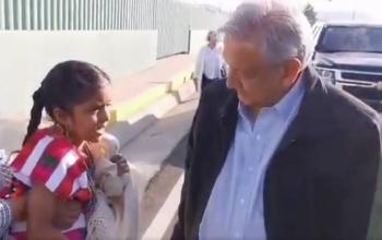 AMLO le dice a ni&ntilde;a que no puede darle beso “por sana distancia”