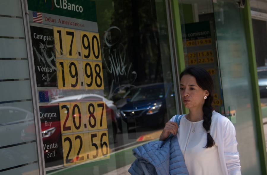 Por Covid-19, peso mexicano cae frente al dólar
