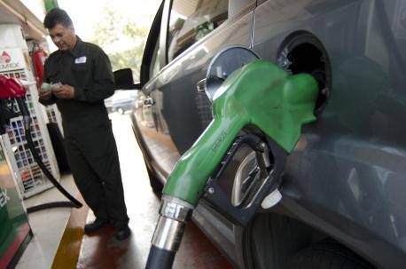 Miente AMLO, gasolinas bajaron por desplome del precio del petróleo, no por política suya: PRD