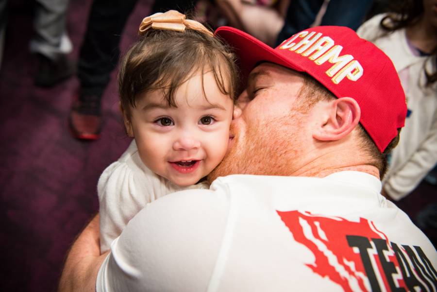 Canelo rompe las redes con la pequeña Fernanda