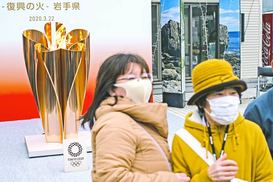 Japón reúne a 50 mil para ver la antorcha olímpica