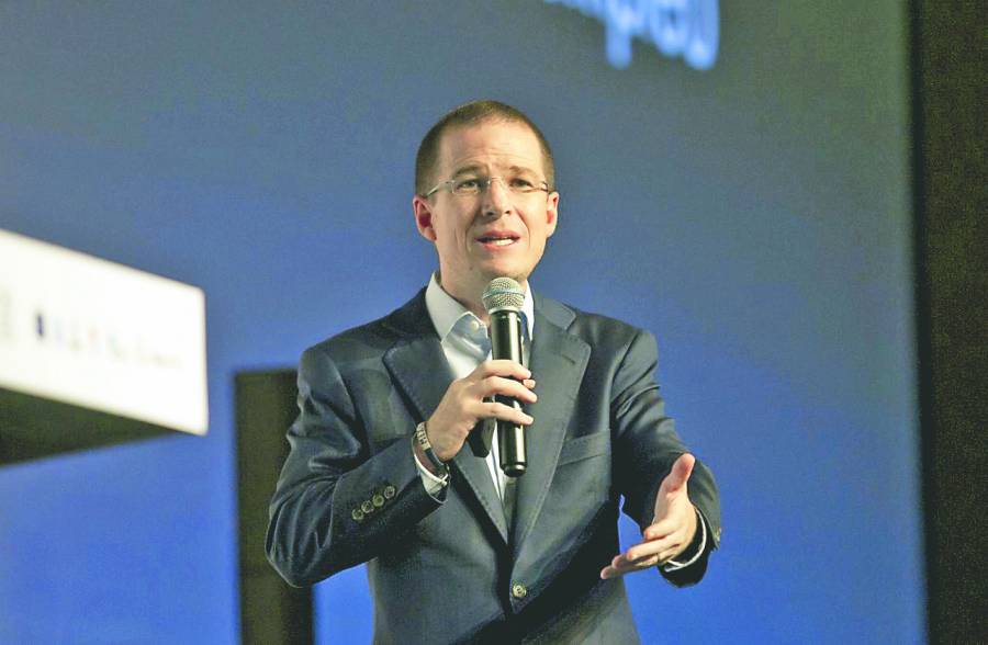 Reaparece Anaya; “no es hora de pleitos políticos”, dice 
