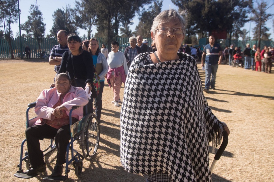 Por Covid-19, ayudan en redes a adultos mayores