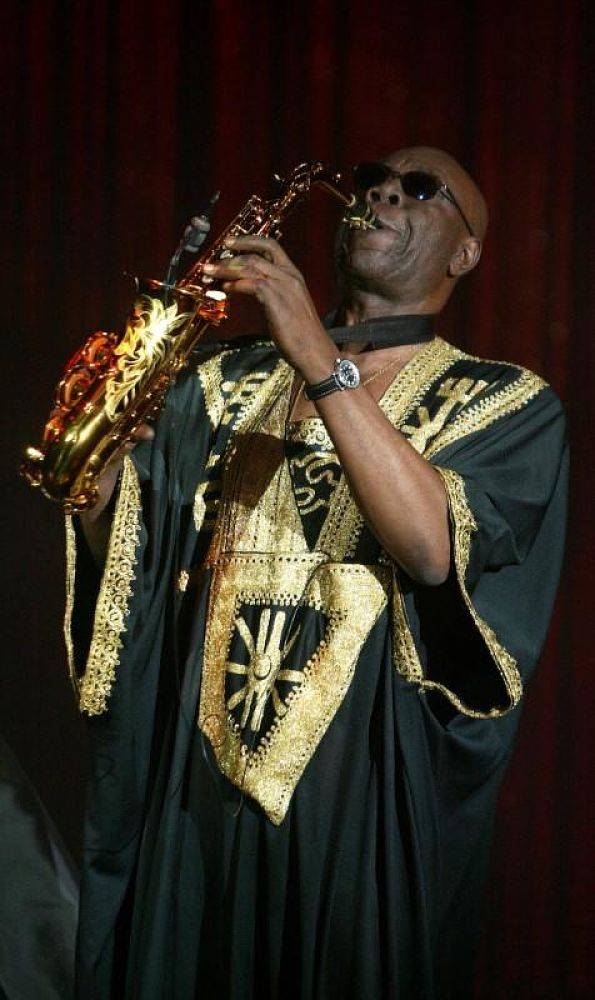 Leyenda del jazz, Manu Dibango, muere a los 86 años por coronavirus