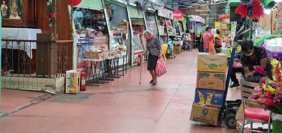 Pese a la fase 2, adultos mayores siguen en calles
