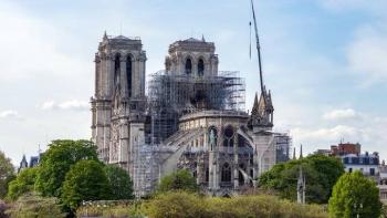 Sujetos intentan robar dentro de la Catedral de Notre Dame