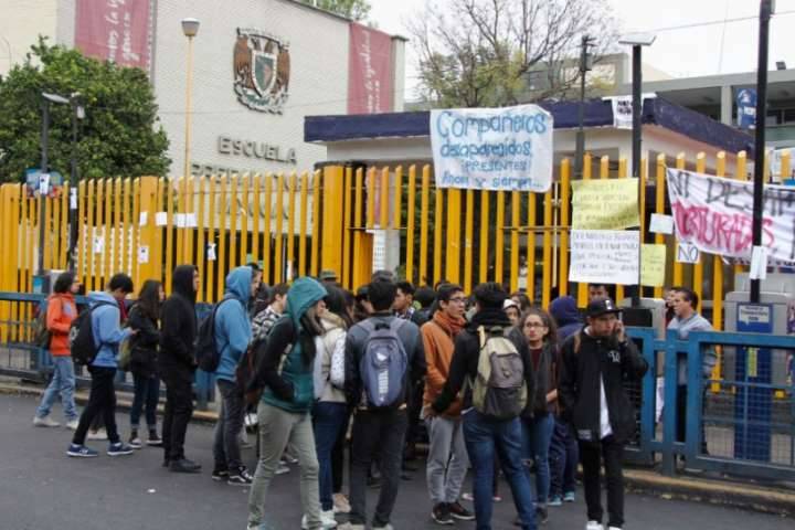 Detienen a individuo que extrajo cuatro microscopios de la Prepa 8 de la UNAM