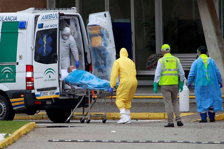 Reciben a pedradas en Cádiz a ancianos desalojados de residencia de Alcalá por coronavirus