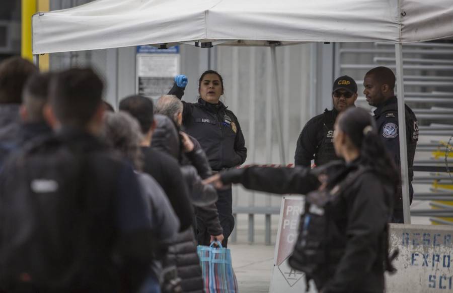 Mexicanos cierran frontera, no dejan pasar a estadounidenses; piden a AMLO control por Covid-19