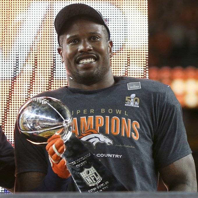 Von Miller de los Broncos de Denver cumple 31 años