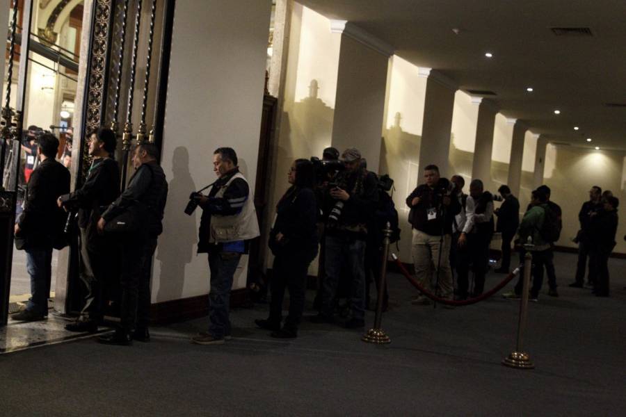 Médicos revisan a reporteros de la conferencia de AMLO