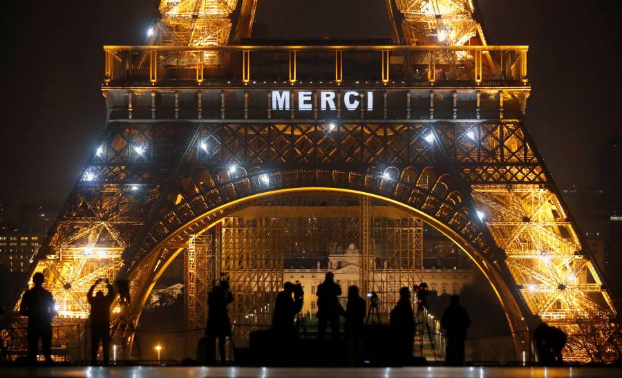 Torre Eiffel se ilumina y rinde homenaje a quienes combaten al Covid-19