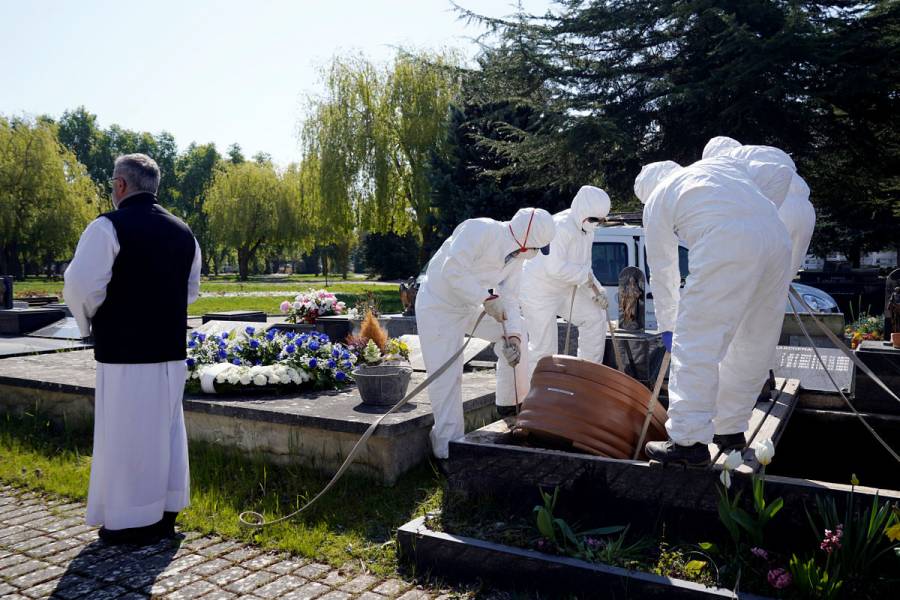 España supera récord de muertes por Covid-19: 832 decesos en un día