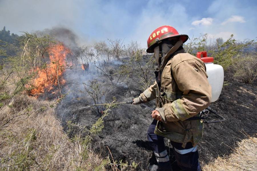 Continúa combate a incendio en sierra de Guadalupe; controlado en CDMX