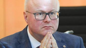 El ministro de Finanzas se suicida por Covid-19