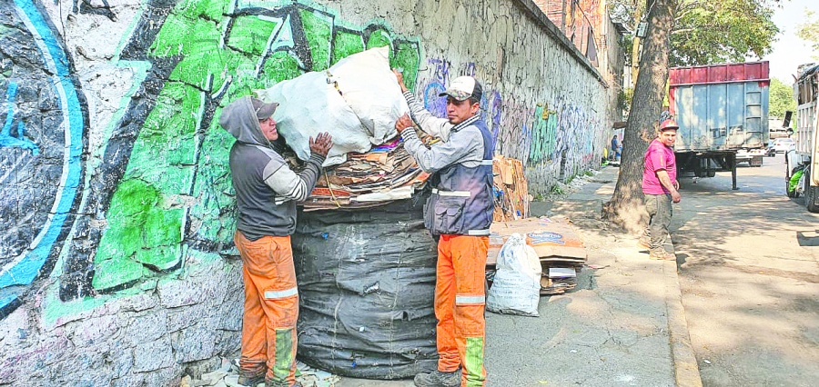 Laboran sin protección los trabajadores de limpia 