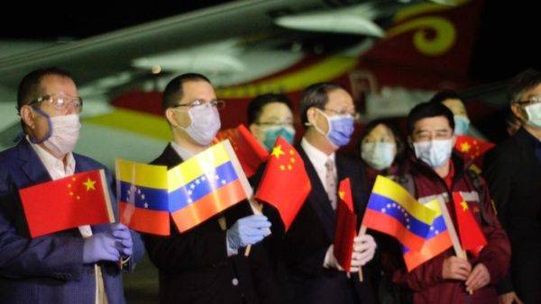 Llegan médicos chinos a Venezuela para combatir COVID-19