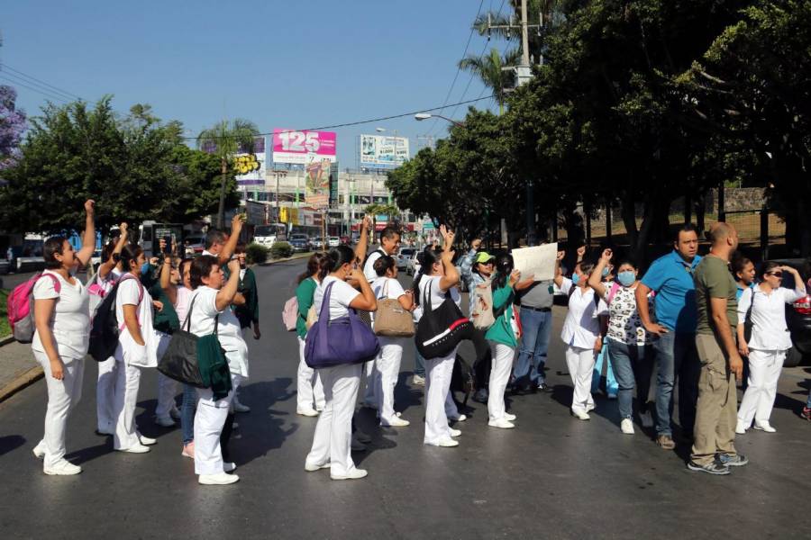 Trabajadores del IMSS protestan en Eje Central por falta de insumos