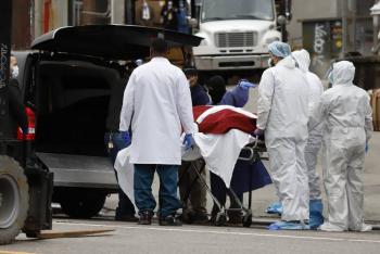En un s&oacute;lo d&iacute;a, EU llega a 700 muertos por Covid-19