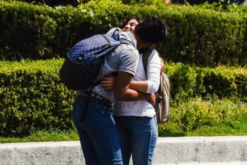 Convocar&aacute; AMLO a sesi&oacute;n de besos y abrazos para celebrar fin de contingencia
