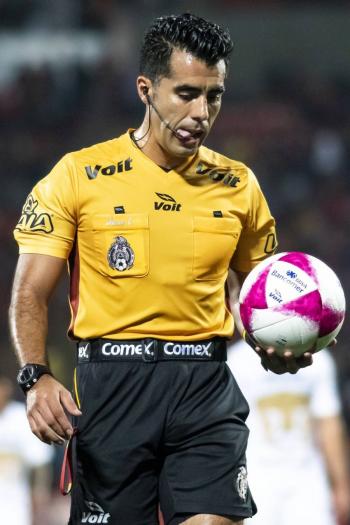 &Aacute;rbitro de la Liga MX salta en paraca&iacute;das durante cuarentena por coronavirus