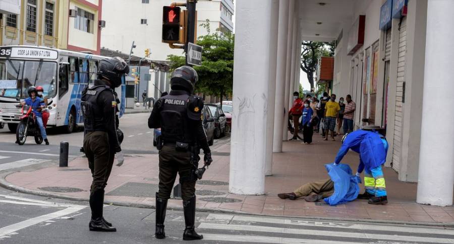 Lucha Guayaquil, Ecuador, por dar entierro a víctimas del Covid-19
