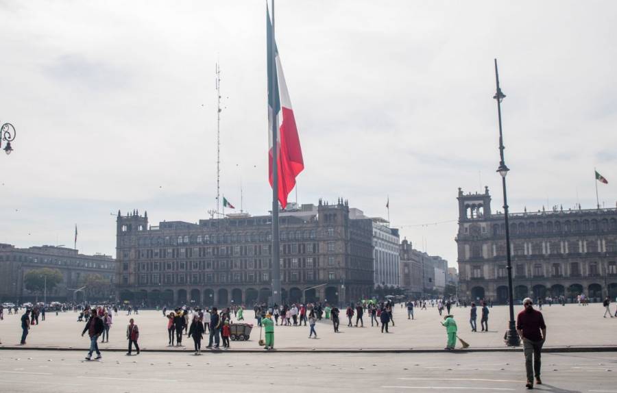 Cercan el Zócalo para evitar propagación del coronavirus