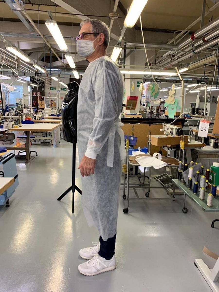 Armani fabrica batas desechables para m&eacute;dicos ante contingencia sanitaria