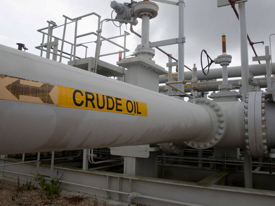 Petróleo se dispara tras recorte al bombeo de Arabia Saudita y Rusia