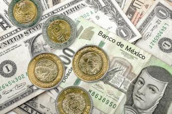 Peso gana 35 centavos y cotiza en 24.0591 por d&oacute;lar
