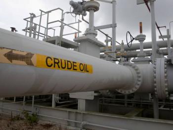 Petr&oacute;leo se dispara tras recorte al bombeo de Arabia Saudita y Rusia