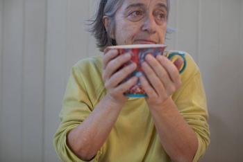 Pide OMS llamar a diario a adultos mayores aislados por Covid-19