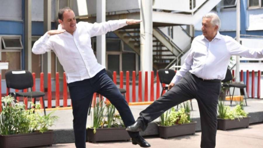 AMLO y Cuauhtémoc Blanco inventan saludo a la “cuauhtemiña” ante Covid-19