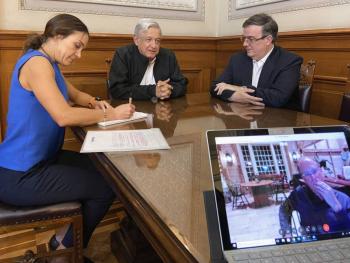 Sostiene L&oacute;pez Obrador videollamada con Larry Fink sobre el coronavirus
