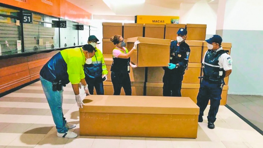 Donan f&eacute;retros de cart&oacute;n en Ecuador  para enterrar a muertos abandonados