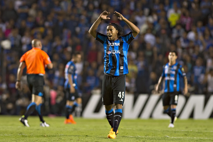 Sin luz en el túnel Ronaldinho cumple un mes en prisión