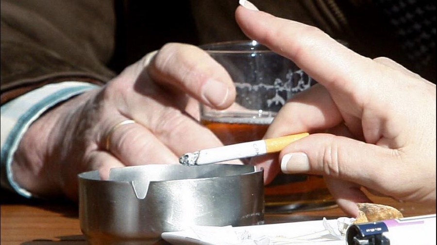 Covid-19 vs alcohol y cigarros, la batalla final