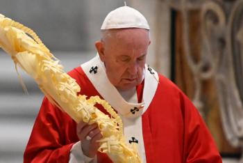 Sin fieles, Papa Francisco celebra misa en el Domingo de Ramos