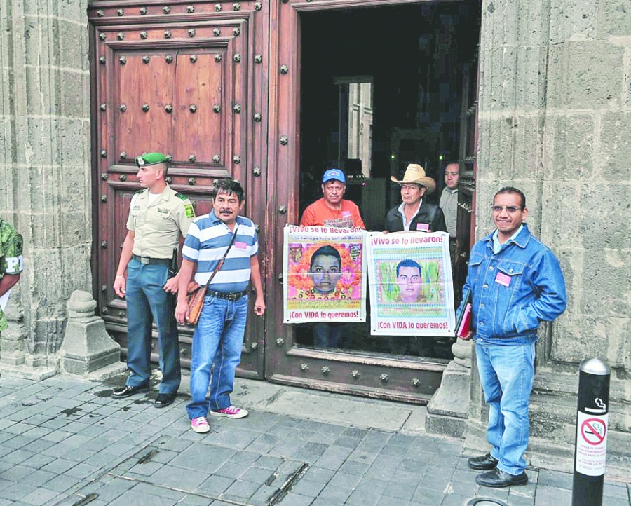 Por Covid, AMLO pospone reunión con padres de 43