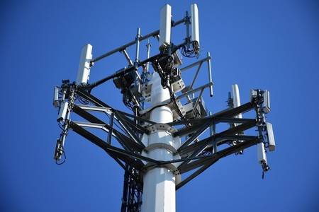 En Reino Unido, queman antenas 5G, pues creen transmite Covid-19