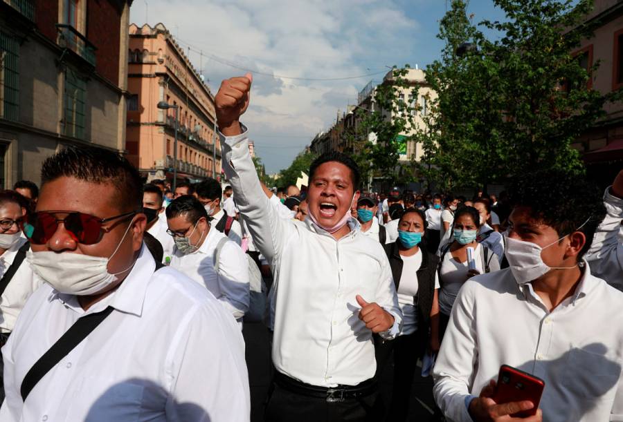 Meseros mantienen protesta por cuarentena en Palacio Nacional