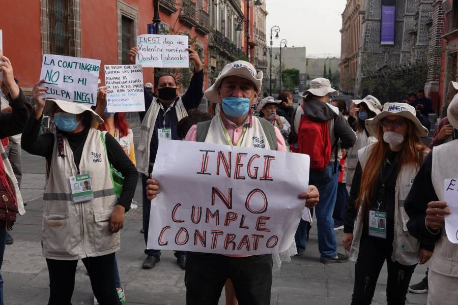 Encuestadores del Inegi protestan en Palacio Nacional por despidos