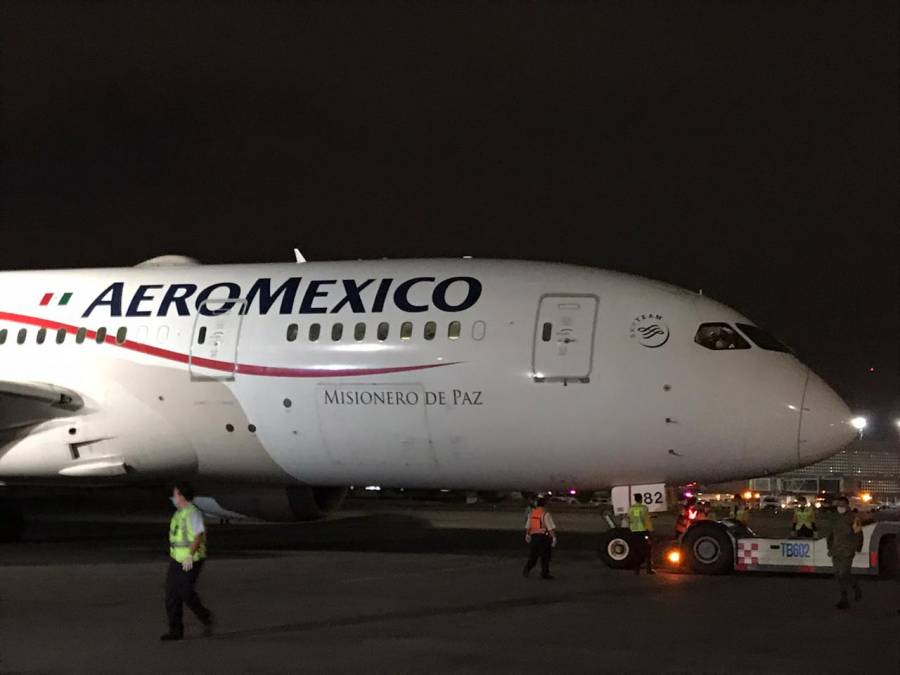 Llega a México avión con insumos que Sector Salud adquirió en China