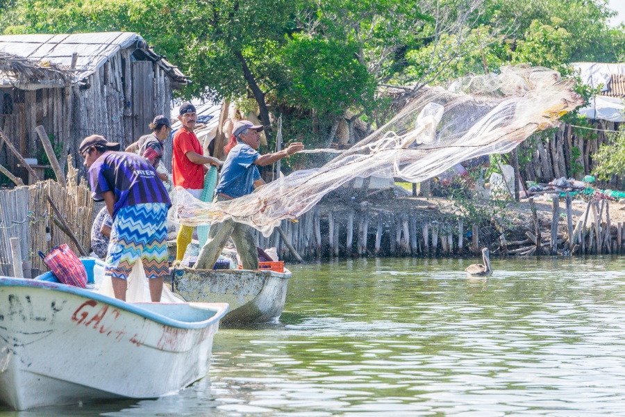 Agricultura entrega apoyos a pescadores