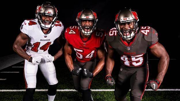 Presentan Bucaneros de Tampa Bay su nuevo uniforme