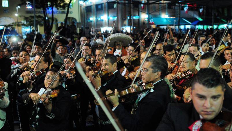 Video: Mariachis llevan serenata a personal del INER